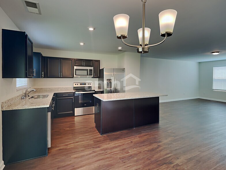 Building Photo - 204 Castlebrook Dr