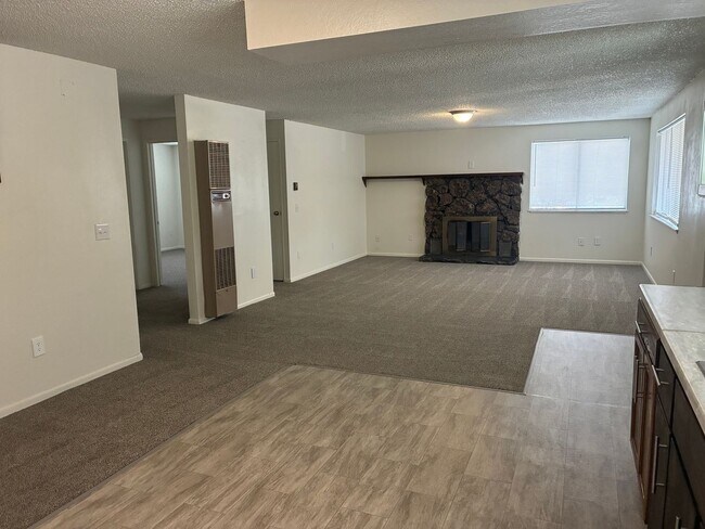 Building Photo - 516 N Flora Rd