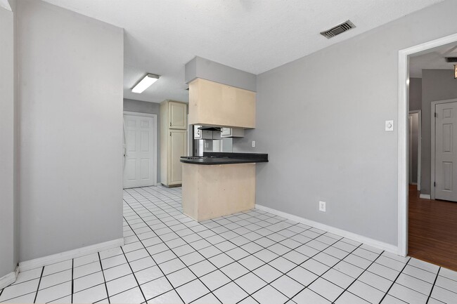 Building Photo - 1708 Woodley Rd