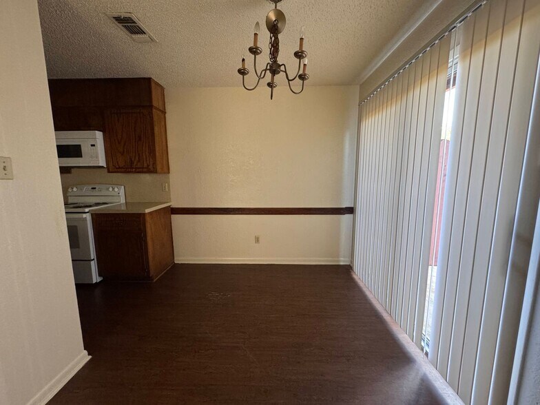 Building Photo - 3002 Chaucer Dr