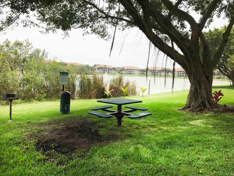 Building Photo - 2810 N Oakland Forest Dr