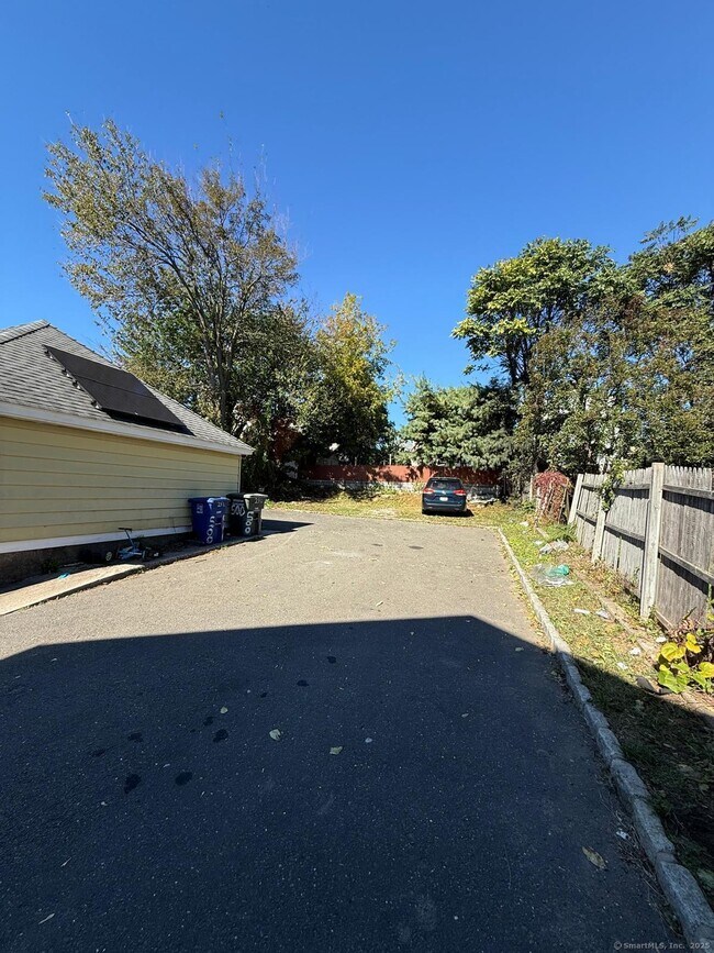 Building Photo - 498 Hawley Ave