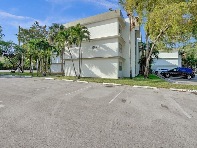 Building Photo - Renovated & Updated 2 Bed/2 Bath Condo with Patio – Prime Springcrest Location!