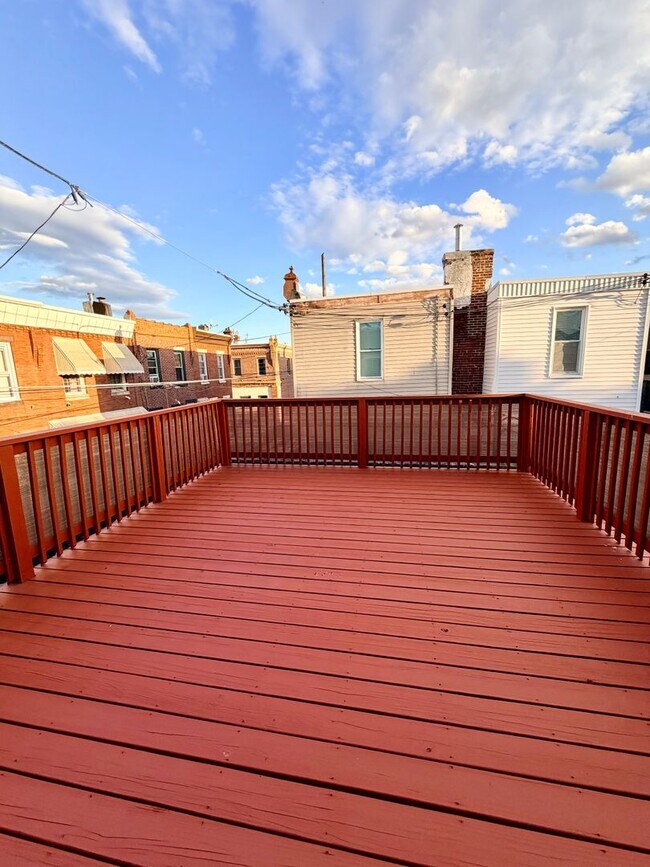 Building Photo - 3 bed 2.5 bath in Port Richmond with Garag...
