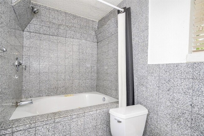 Building Photo - 16900 Wellborne Rd