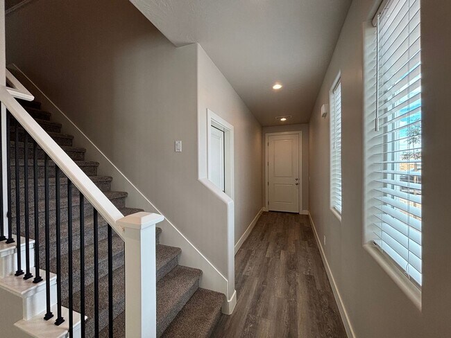 Building Photo - 4 BEDROOM SANDHOLLOW TOWNHOME FOR RENT!