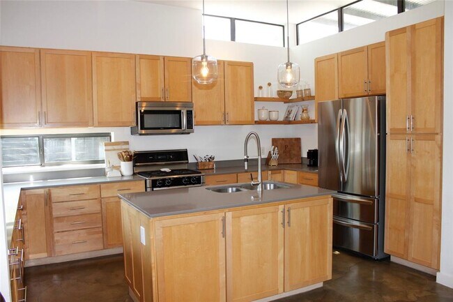 Building Photo - 3700 Garden Villa Ln