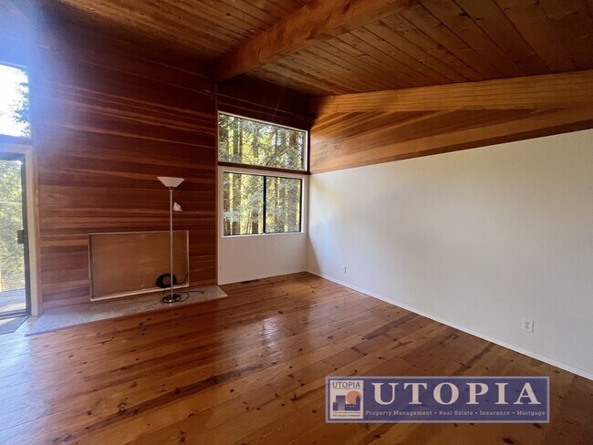 Building Photo - 10585 Redwood Dr