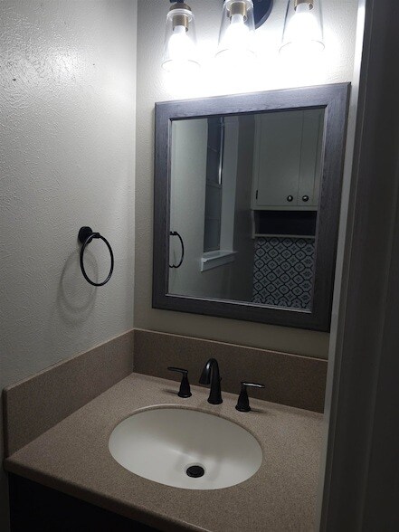 Building Photo - 3008 Tipps Dr