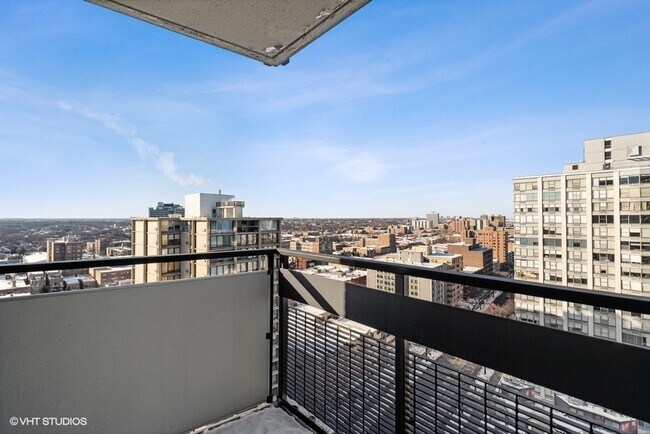 Building Photo - 5701 N Sheridan Rd