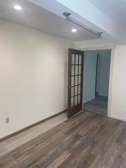 Building Photo - 219 Redwood Dr