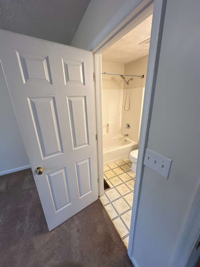 Building Photo - Split foyer home in Lancaster Gate with 3 bedrooms and 1 bathroom. 2 Bedrooms and Bathroom Upstai...