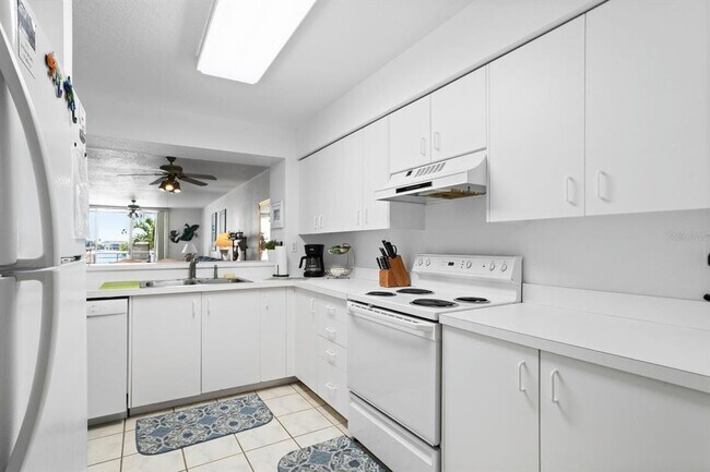 Building Photo - 6093 Bahia Del Mar Cir N