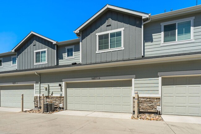 Building Photo - Modern Townhome in Commerce City!