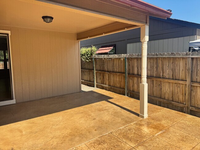 Building Photo - 113 Little Butte Dr