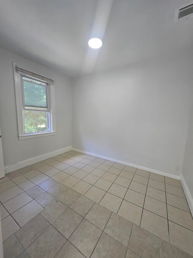 Building Photo - 65 W Ivy Ln