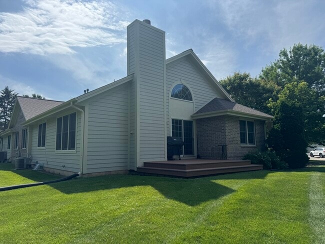 Building Photo - 18465 Stonehedge Dr