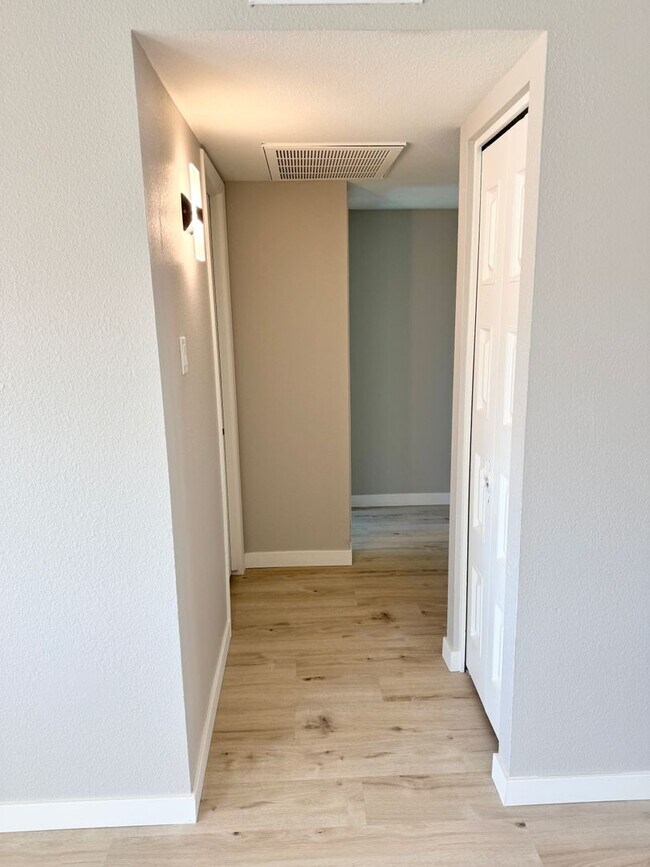 Building Photo - Newly Renovated 3 bedroom 2 bathroom House In Tempe. Private Pool With Pool Service Included