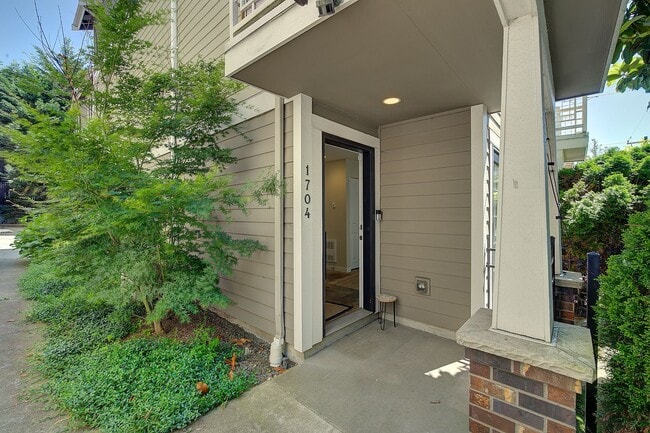 Building Photo - 2bd/2.5ba Seattle Townhome