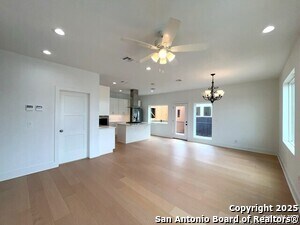 Building Photo - 2615 S Flores St