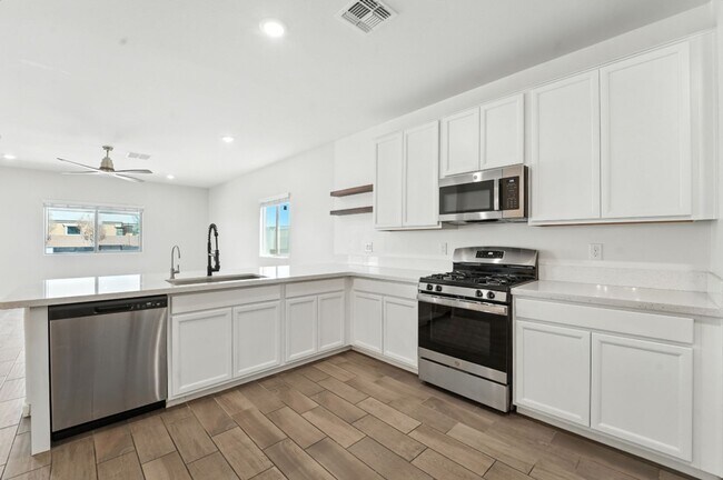 Building Photo - Stunning new build in Glendale, AZ!