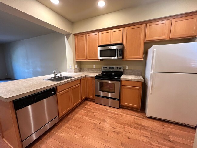 Building Photo - Spacious 2 Bed 2.5 Bath Townhome with Atta...