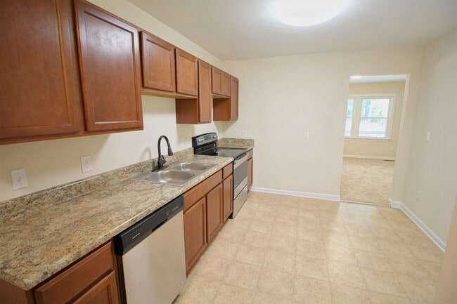 Building Photo - Beautiful 3 bed, 1/5 bath duplex in East R...