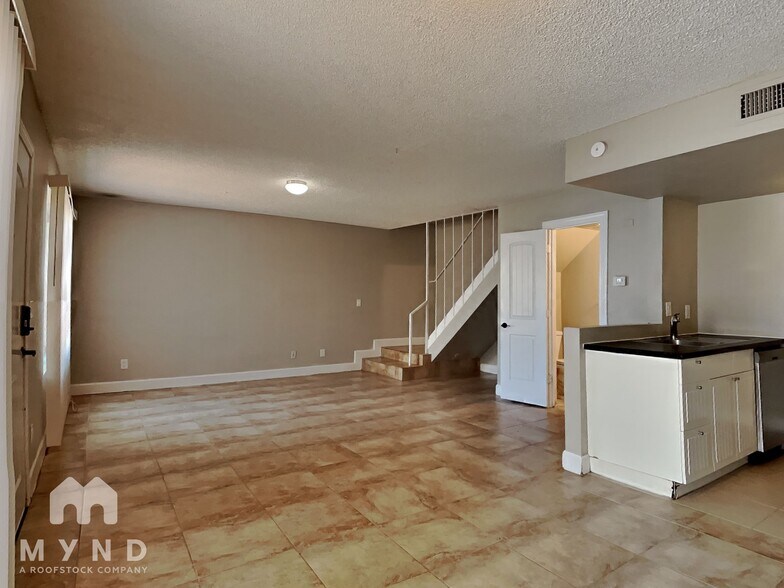 Building Photo - 2132 W Glenrosa Ave