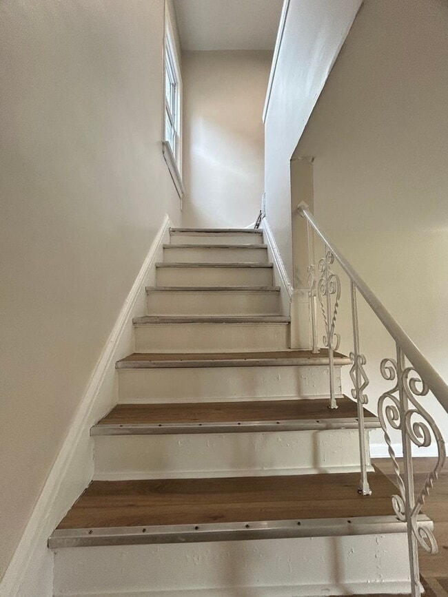 Building Photo - LARGE WESTSIDE FULLY REHABBED HOME -  3 be...