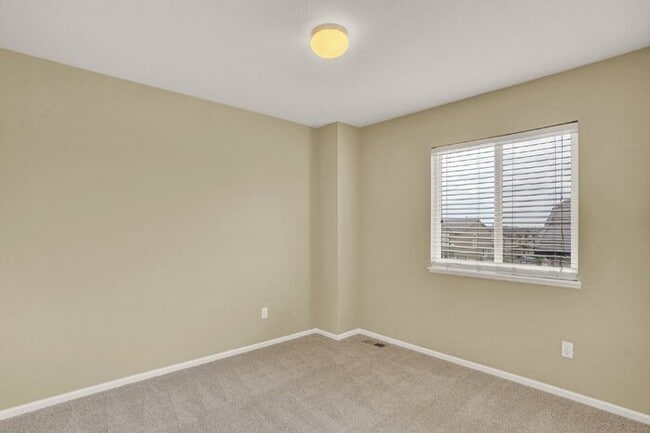 Building Photo - Low-Maintenance Northgate Home with Loft, Fireplace, and Mountain Views