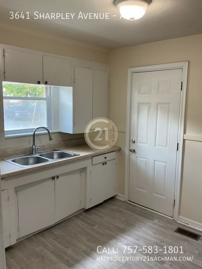 Building Photo - 3641 Sharpley Ave