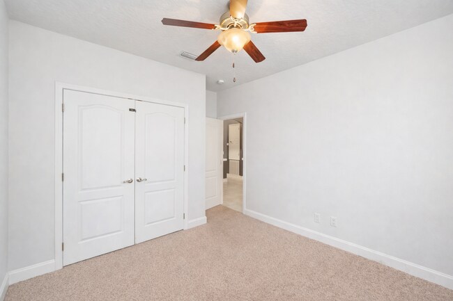 Building Photo - 4 Bedroom in Ideal Neighborhood!!