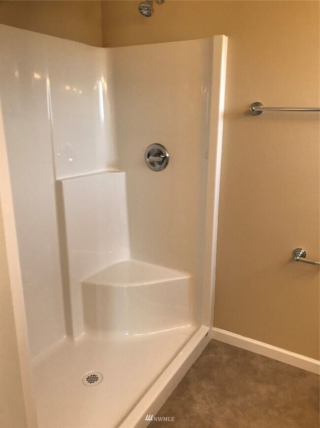 Building Photo - Conveniently Located Eastgate Home with Garage