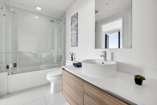 Building Photo - 121 NE 34th St