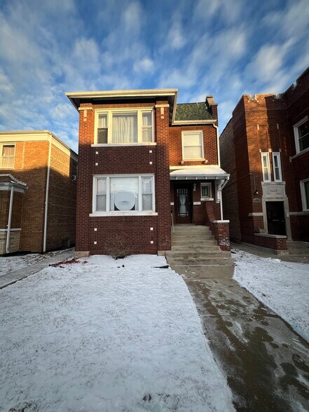 Front Exterior - 7925 S Eberhart Ave