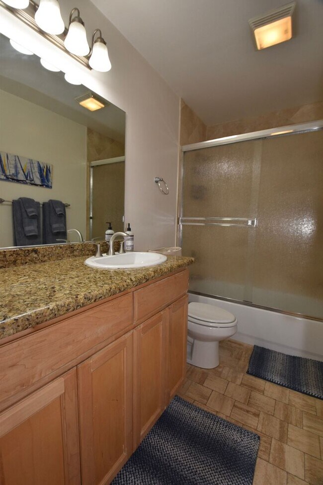 Building Photo - 1052 Isabella Ave