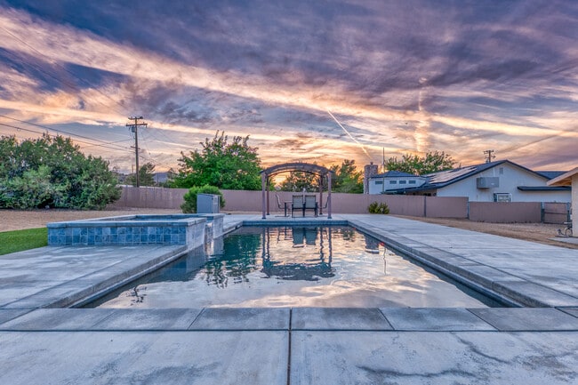 Building Photo - 57731 San Tropeze Dr