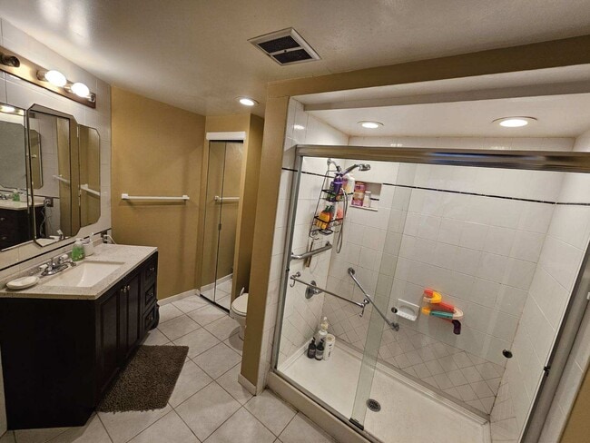 Master bath - 200 Skyline Dr