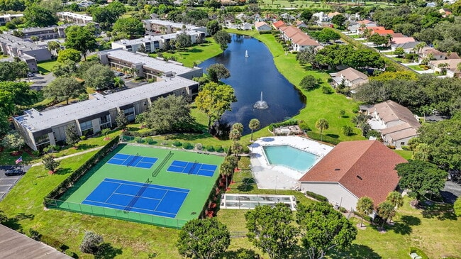 Building Photo - 708 Lago Rd