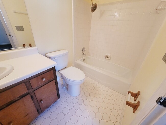 Building Photo - MIDTOWN 2/2.5 w/ Large Fenced Yard, Deck, Washer/Dryer, & Huge Bedrooms! Avail NOW for $1495/month!