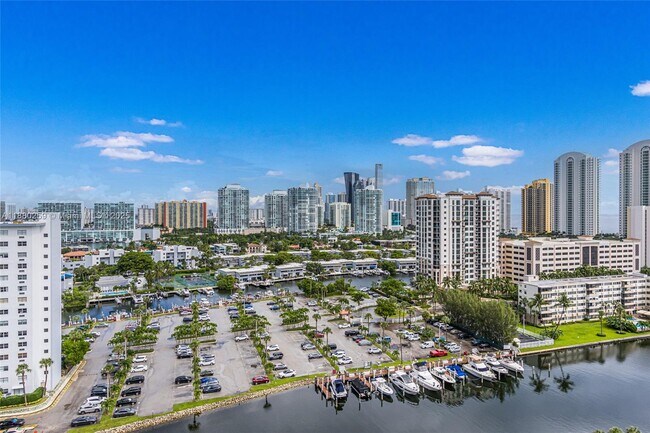 Building Photo - 500 Bayview Dr