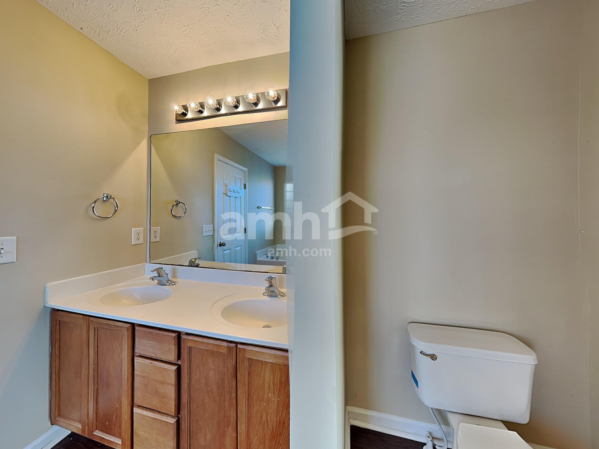 Building Photo - 1361 E Nir Shreibman