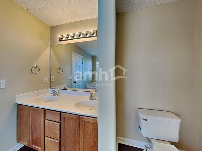 Building Photo - 1361 E Nir Shreibman