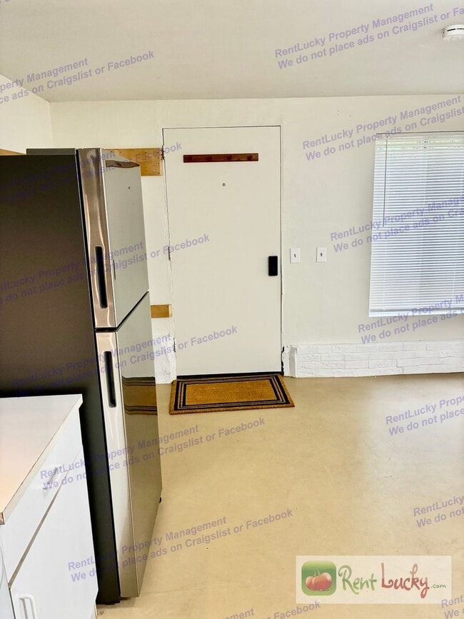 Building Photo - Free Rent in December!! Charming Studio + Bonus Room in Maple Leaf with Private Entrance & Outdoo...