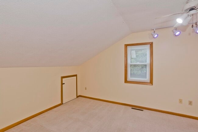 Building Photo - 27 Bunker Cir