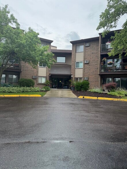 Building Photo - 3420 Golfview Dr