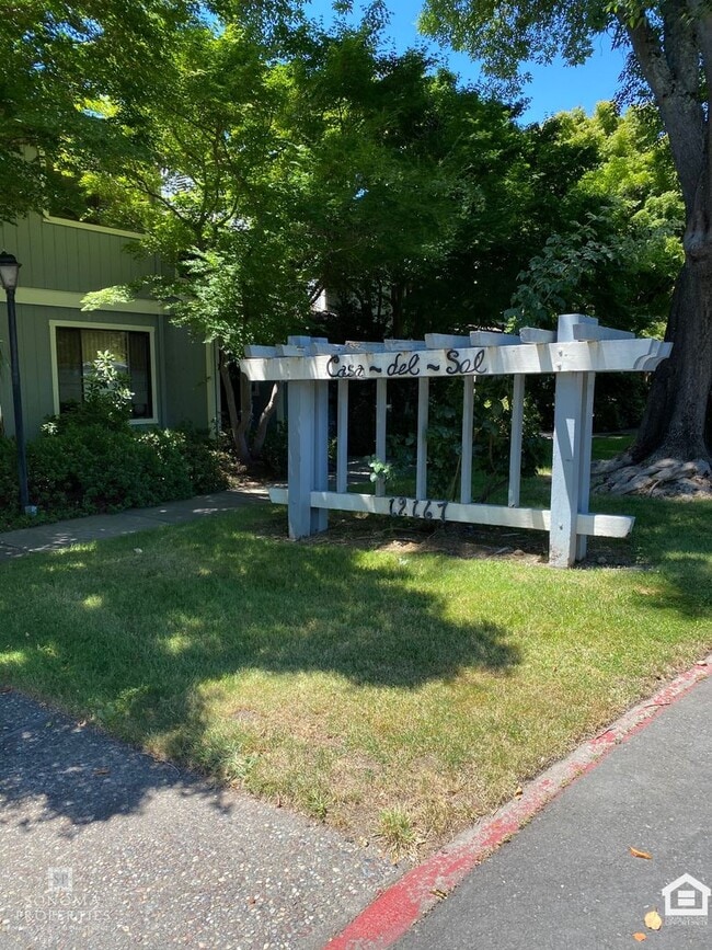 Building Photo - Townhouse in Desirable Location, Near Shopping, Bike Trails, Water & Garbage Included