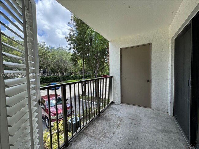 Building Photo - 630 S Park Rd