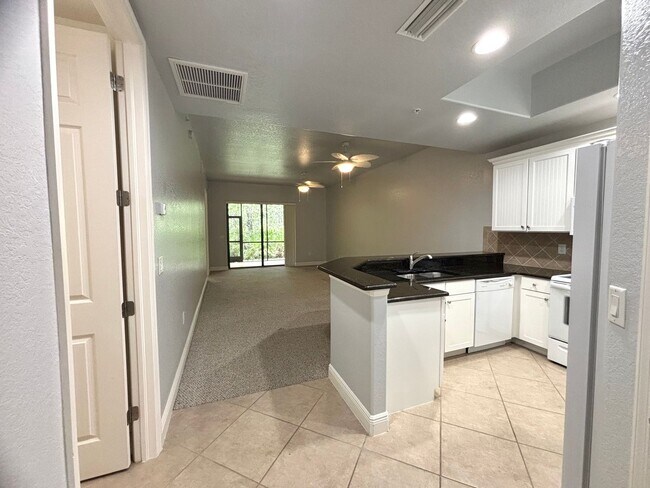 Building Photo - Spacious 3 Bed, 2 Bath Condo with 1 Car Ga...