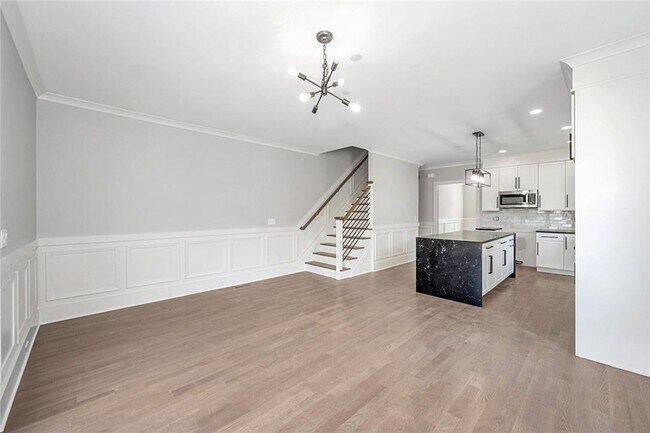 Building Photo - 10 Underhill Pl